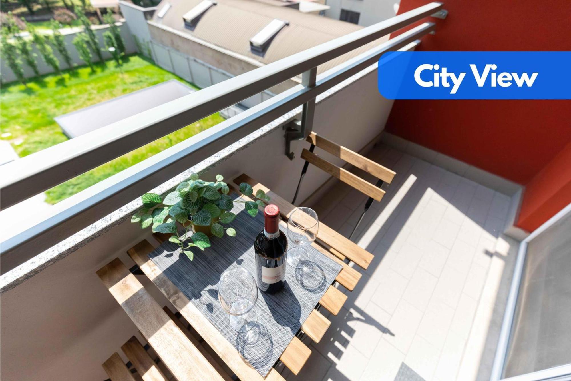 The Green House - Private Parking And Balcony Apartment
